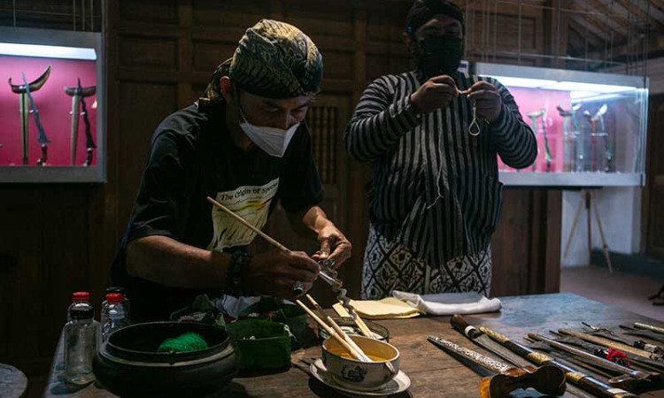 Jamasan Keris Oleh Komunitas Tosan Aji di Yogyakarta