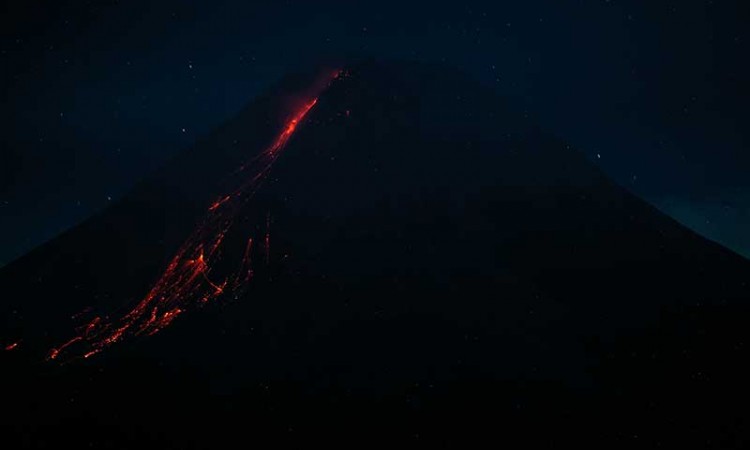 Gunung Merapi Kembali Keluarkan Lava Pijar