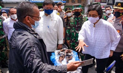 Menkeu Sri Mulyani Temui Pedagang Kaki Lima Seusai Serahkan Bantuan Tunai PKL-Warung