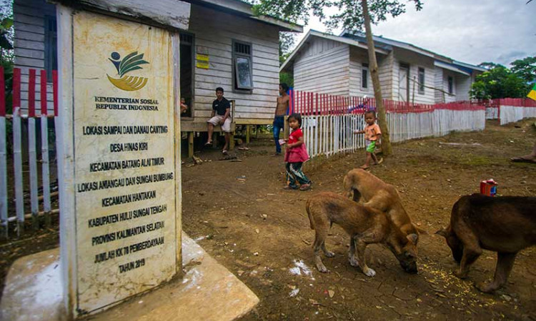 Kemensos Berikan Bantuan Untuk Komunitas Adat Terpencil di Kalimantan