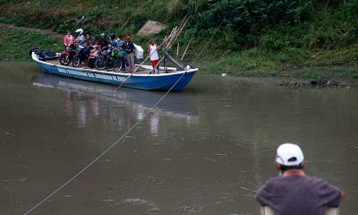 Warga Gunakan Perahu Untuk Menyebrangi Sungai Bengawan Solo