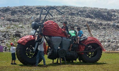 Pembuatan Patung Dari Sampah di Jember Jawa Timur saat Hari World Cleanup Day 2021