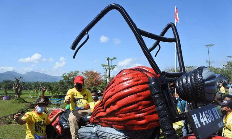 Pembuatan Patung Dari Sampah di Jember Jawa Timur saat Hari World Cleanup Day 2021