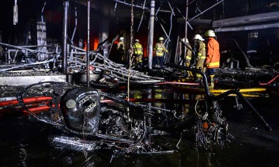 Sebanyak 15 Unit Mobil Pemadam Kebakaran Dikerahkan Untuk Memadamkan Kebakaran Pasar Swalayan di Jakarta Selatan