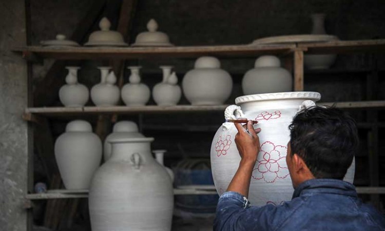 Guci Keramik Buatan UMKM di Kabupaten Sumedang Dijual Hingga Amerika dan Afrika