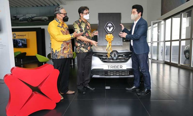 Dukung Pengurangan Emisi Karbon, Bank DBS Indonesia Ganti Mobil Operasional Dengan Renault Triber RXZ AMT