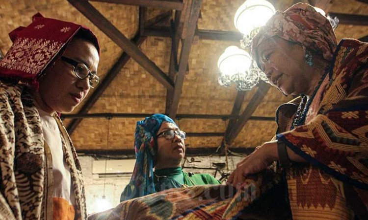 Sambut Hari Batik Nasional, Ngopi Tengkuluk Tampilkan Busana Daerah dan Aneka Penutup Kepala
