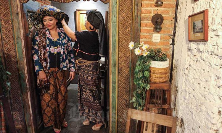 Sambut Hari Batik Nasional, Ngopi Tengkuluk Tampilkan Busana Daerah dan Aneka Penutup Kepala