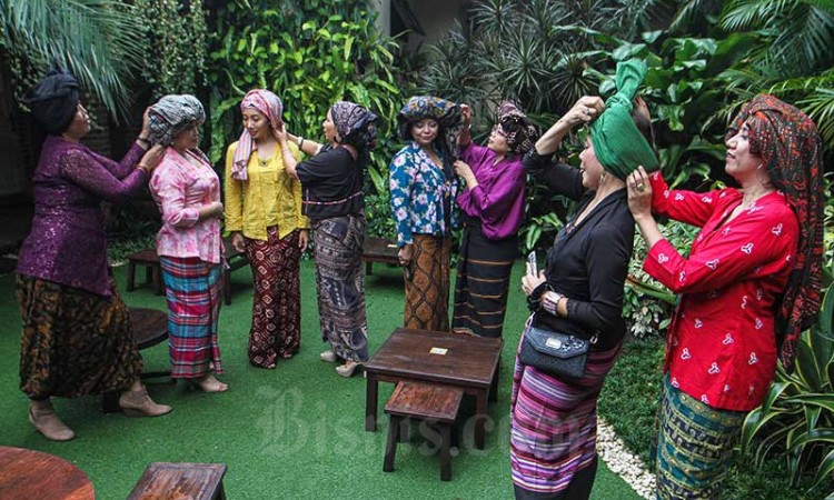 Sambut Hari Batik Nasional, Ngopi Tengkuluk Tampilkan Busana Daerah dan Aneka Penutup Kepala
