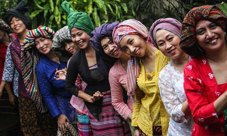 Sambut Hari Batik Nasional, Ngopi Tengkuluk Tampilkan Busana Daerah dan Aneka Penutup Kepala