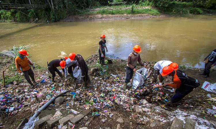 Pasca Banjir Bandang, Warga Mulai Membersihkan Sungai Hantakan di Kalimatan Selatan