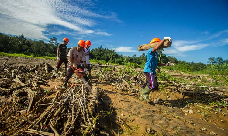 Pasca Banjir Bandang, Warga Mulai Membersihkan Sungai Hantakan di Kalimatan Selatan