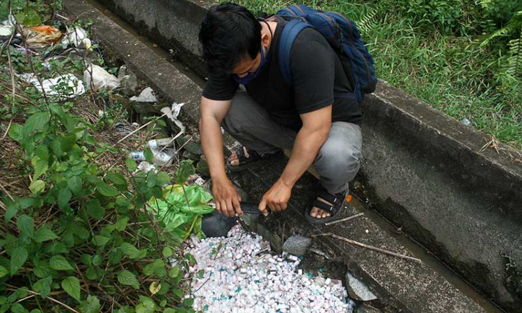 Ribuan Botol Injeksi dan Jarum Suntik Bekas Berserakan di Pinggir Jalan Pontianak