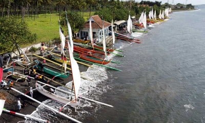 Tradisi Lomba Perahu Layar di Pantai Warudoyong Banyuwangi