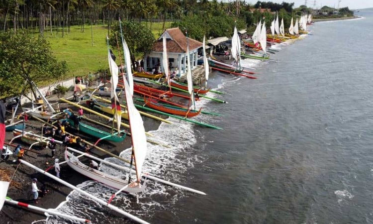 Tradisi Lomba Perahu Layar di Pantai Warudoyong Banyuwangi