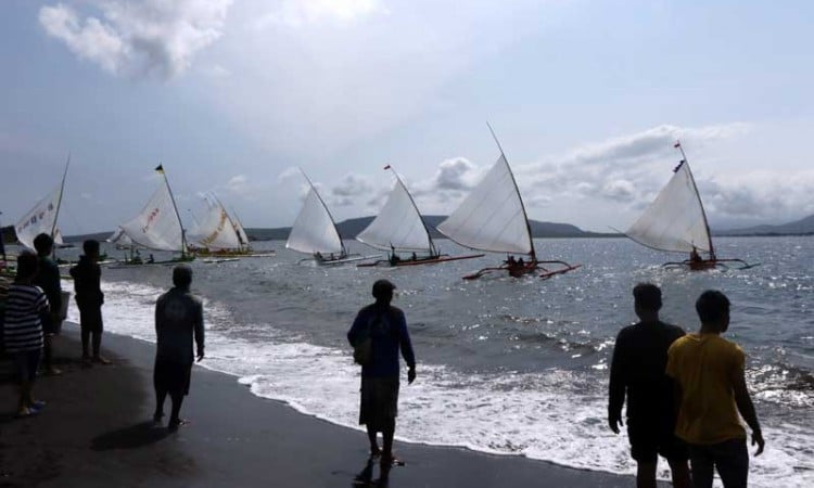 Tradisi Lomba Perahu Layar di Pantai Warudoyong Banyuwangiaz