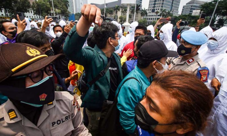 Mahasiswa Gelar Aksi Peringati Satu Tahun Omnibus Law di Jakarta