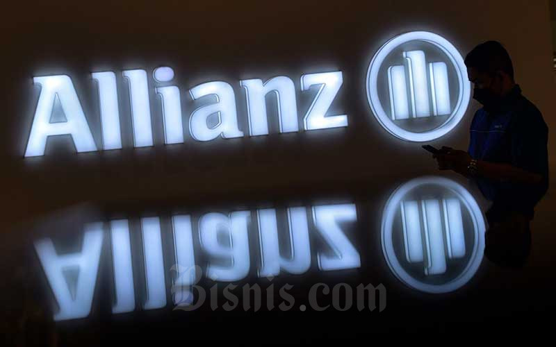 Nasabah beraktivitas di kantor Allianz Life, Jakarta, Rabu (6/10/2021). Sampai dengan kuartal II 2021, pendapatan premi unit link Allianz Life Indonesia baik dari bisnis baru maupun perpanjangan atauÂ renewal sebesar Rp 9,7 triliun, atau tumbuh 50 persen dibandingkan dengan periode yang sama tahun sebelumnya. Bisnis/Fanny Kusumawardhani 