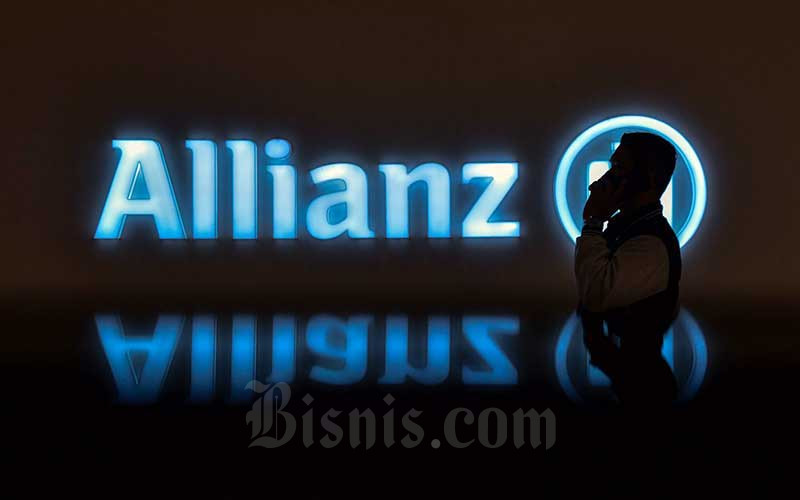 Nasabah beraktivitas di kantor Allianz Life, Jakarta, Rabu (6/10/2021). Sampai dengan kuartal II 2021, pendapatan premi unit link Allianz Life Indonesia baik dari bisnis baru maupun perpanjangan atau renewal sebesar Rp 9,7 triliun, atau tumbuh 50 persen dibandingkan dengan periode yang sama tahun sebelumnya. Bisnis/Fanny Kusumawardhani 