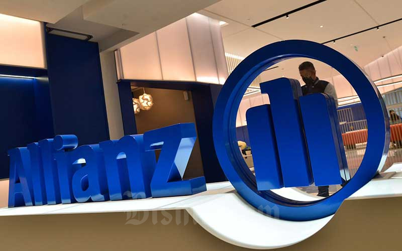 Nasabah beraktivitas di kantor Allianz Life, Jakarta, Rabu (6/10/2021). Sampai dengan kuartal II 2021, pendapatan premi unit link Allianz Life Indonesia baik dari bisnis baru maupun perpanjangan atau renewal sebesar Rp 9,7 triliun, atau tumbuh 50 persen dibandingkan dengan periode yang sama tahun sebelumnya. Bisnis/Fanny Kusumawardhani 