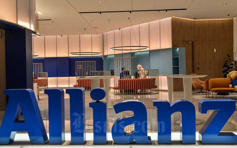 Nasabah beraktivitas di kantor Allianz Life, Jakarta, Rabu (6/10/2021). Sampai dengan kuartal II 2021, pendapatan premi unit link Allianz Life Indonesia baik dari bisnis baru maupun perpanjangan atau renewal sebesar Rp 9,7 triliun, atau tumbuh 50 persen dibandingkan dengan periode yang sama tahun sebelumnya. Bisnis/Fanny Kusumawardhani 