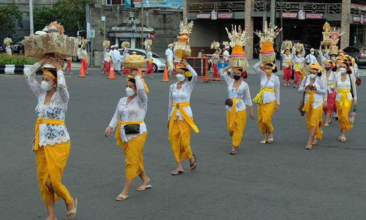 Umat Hindu di Bali Mengikuti Prosesi Manah Toyah Ning