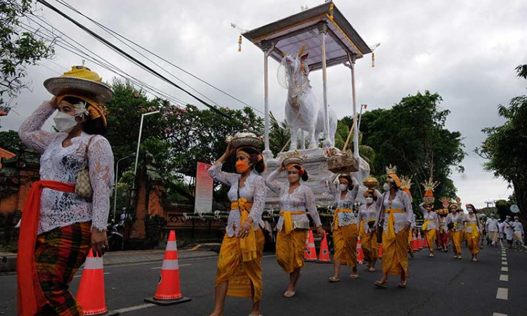Umat Hindu di Bali Mengikuti Prosesi Manah Toyah Ning