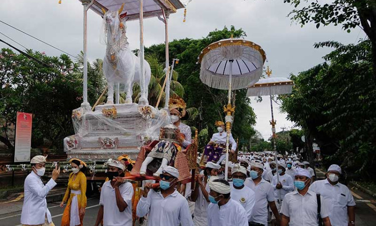 Umat Hindu di Bali Mengikuti Prosesi Manah Toyah Ning