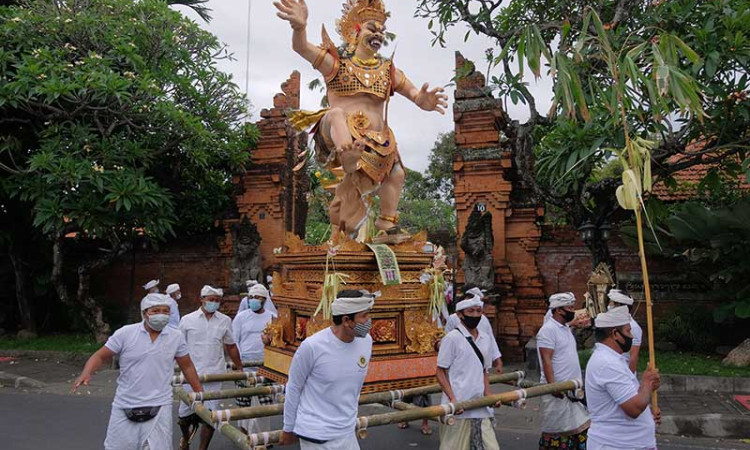 Umat Hindu di Bali Mengikuti Prosesi Manah Toyah Ning