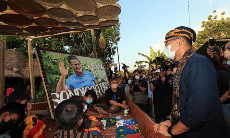 Bantu Tingkatkan Ekonomi Desa, Sandiaga Uno Pesan Lukisan Mural