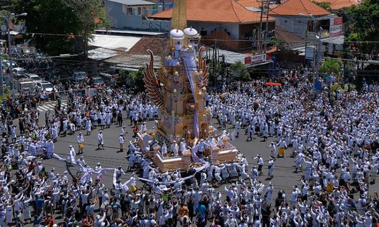 Ratusan Warga di Bali Mengikuti Upacara Ngaben Berskala Besar