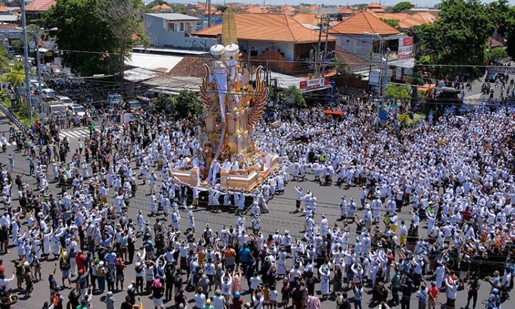 Ratusan Warga di Bali Mengikuti Upacara Ngaben Berskala Besar