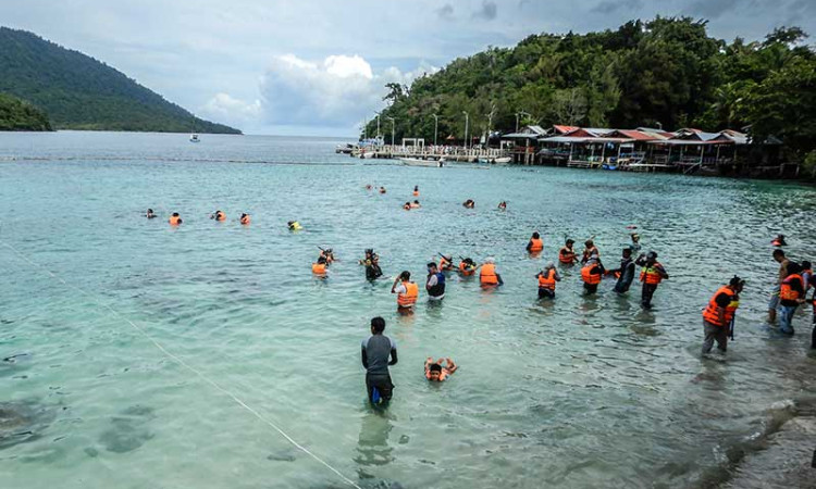 Wisata Snorkling di Pantai Rubiah Aceh