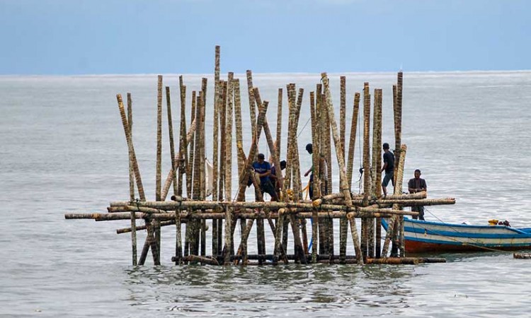 Pembangunan Rambu Suar di Perairan Muara Pantai Padang