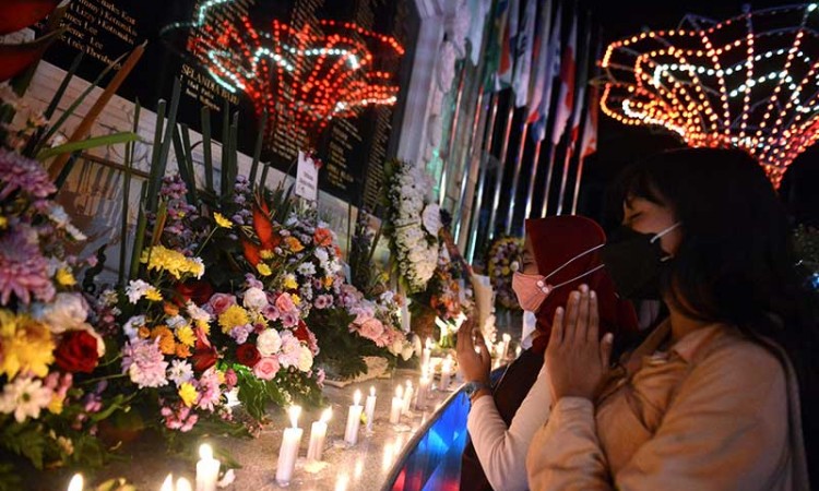 Warga Bali Nyalakan Lilin dan Taburkan Bunga Saat Memperingati 19 Tahun Bom Bali