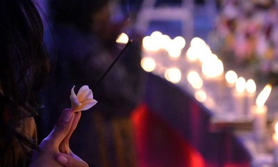 Warga Bali Nyalakan Lilin dan Taburkan Bunga Saat Memperingati 19 Tahun Bom Bali