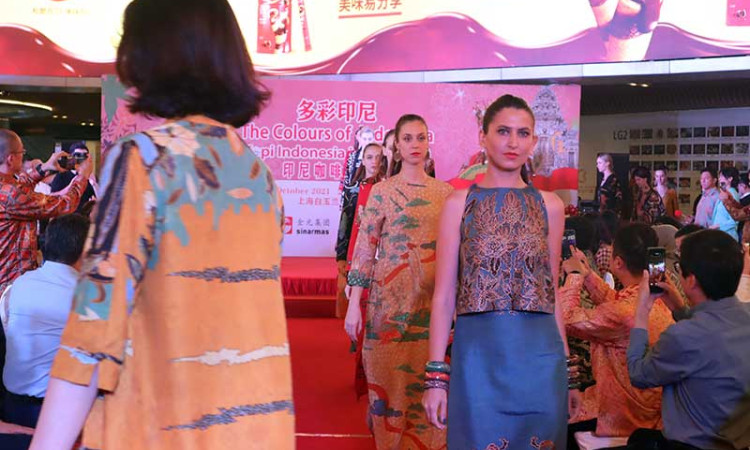 Peragaan Busana Batik Nusantara Memeriahkan di China