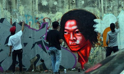 Perindah Tampilan Kota, Seniman Membuat Mural di Flyover Kranji Bekasi