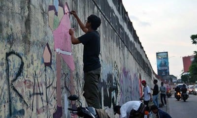 Perindah Tampilan Kota, Seniman Membuat Mural di Flyover Kranji Bekasi