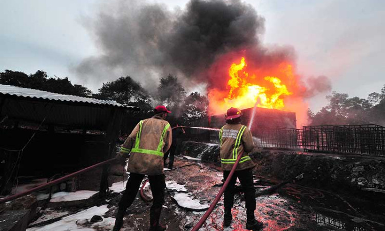 Tempat Penyulingan Minyak Mentah Ilegal di Jambi Terbakar