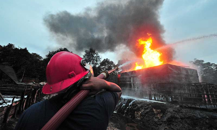 Tempat Penyulingan Minyak Mentah Ilegal di Jambi Terbakar