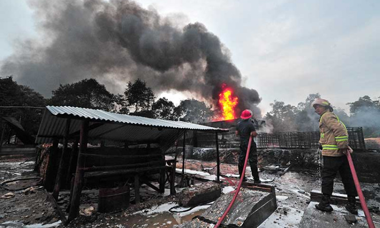 Tempat Penyulingan Minyak Mentah Ilegal di Jambi Terbakar