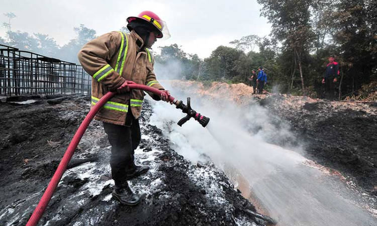 Tempat Penyulingan Minyak Mentah Ilegal di Jambi Terbakar