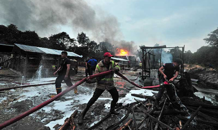 Tempat Penyulingan Minyak Mentah Ilegal di Jambi Terbakar