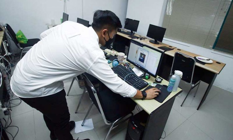 Polda Metro Jaya Menggerebek Tempat Usaha Pinjaman Online Ilegal