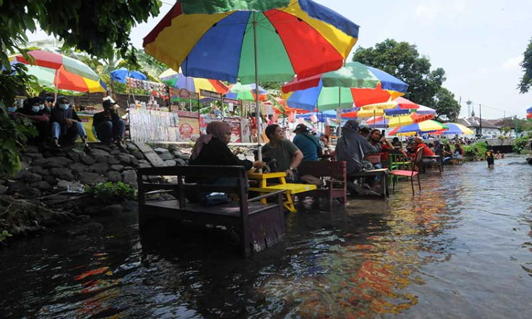 Wisata Kuliner di Tengah Aliran Sungai di Boyolali Jawa Tengah