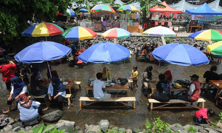 Wisata Kuliner di Tengah Aliran Sungai di Boyolali Jawa Tengah
