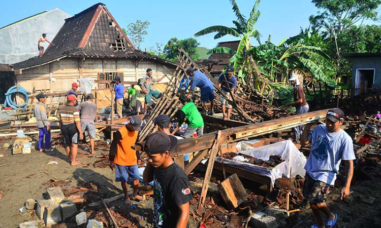 Rumah Warga di Grobogan Jawa Tengah Roboh Diterjang Angin Puting Beliung