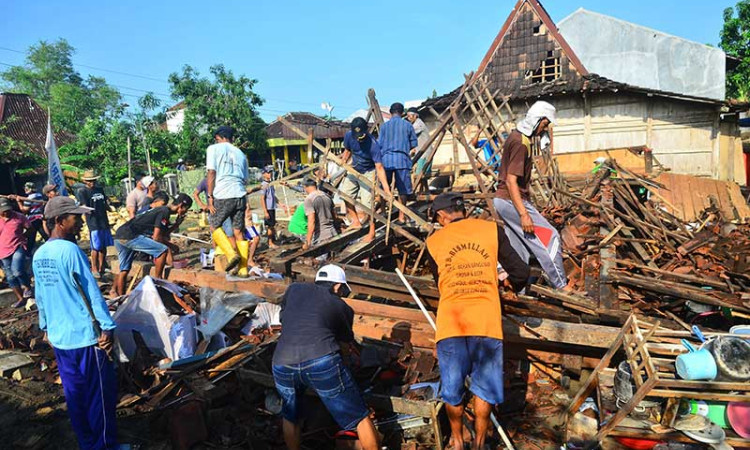 Rumah Warga di Grobogan Jawa Tengah Roboh Diterjang Angin Puting Beliung