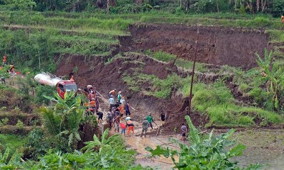 Jalan Antar Kabupaten Magelang dan Temanggung Tertutup Tanah Longsor